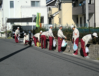 写真：工場周辺の清掃活動（公園周辺）