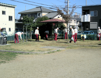 写真：工場周辺の清掃活動（公園内）