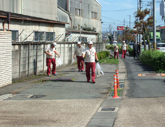 写真：工場周辺の清掃活動